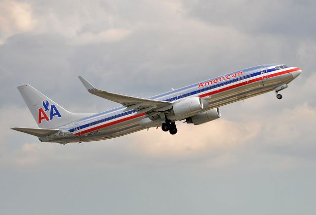 Boeing 737-800 (N833NN)