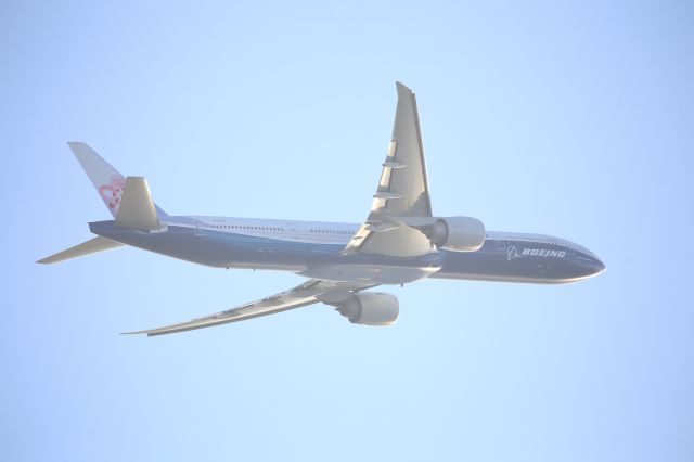 BOEING 777-300ER (B-18007)