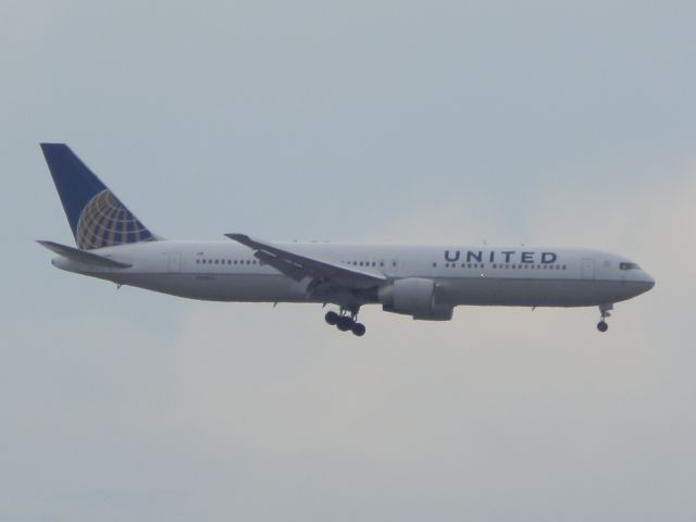 BOEING 767-300 (N643UA)