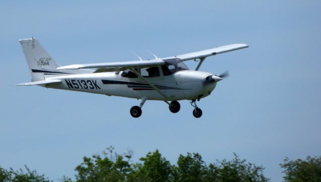 Cessna Skyhawk (N5133K) - On final is this 2001 Cessna 172S Skyhawk SP in the Spring of 2019.