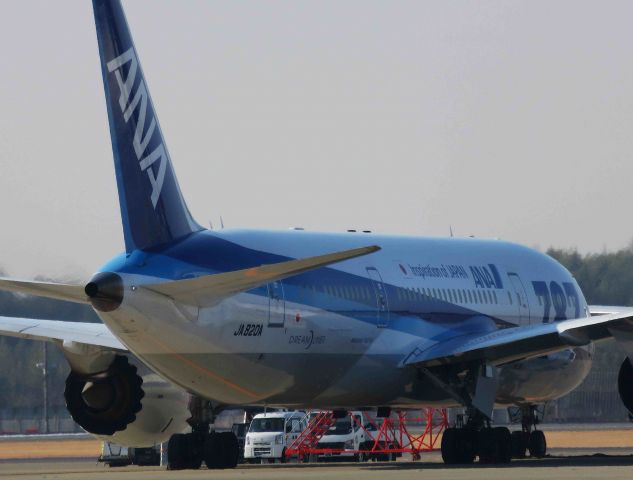 Boeing 787-8 (JA820A) - I take a picture on Jan 4, 2017.br /ANA171Dbr /This airplane comes flying from San Jose and is staying as of January 4.