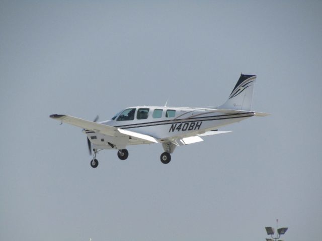 Beechcraft Bonanza (N40BH) - Landing RWY 30