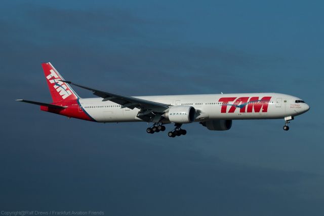 BOEING 777-300 (PT-MUG)