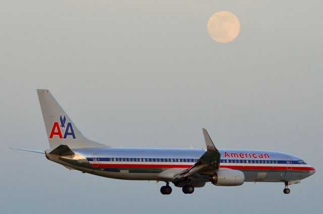 Boeing 737-800 (N892NN) - American - B737-800 - N892NN - Arriving KDFW 06/22/2013 - With a big moon.