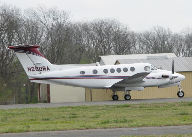 Beechcraft Super King Air 200 (N280RA) - Starting to roll down runway 14 for take off from the Shreveport Downtown airport.