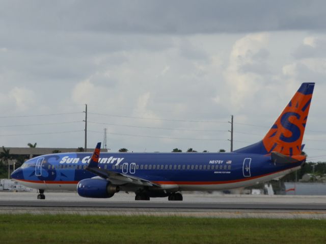 Boeing 737-800 (N817SY)