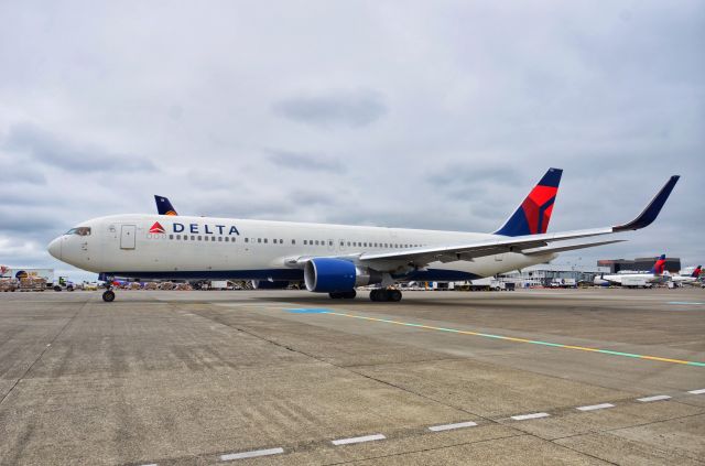 BOEING 767-300 (UNKNOWN) - Alaska Airlines Aviation Day 2015br /AviationNW.weebly.com