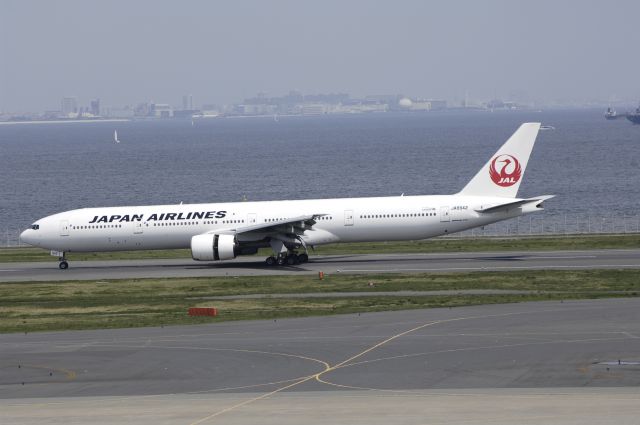 BOEING 777-300 (JA8942) - Landing at Haneda Intl Airport Rwy34R on 2012/04/15