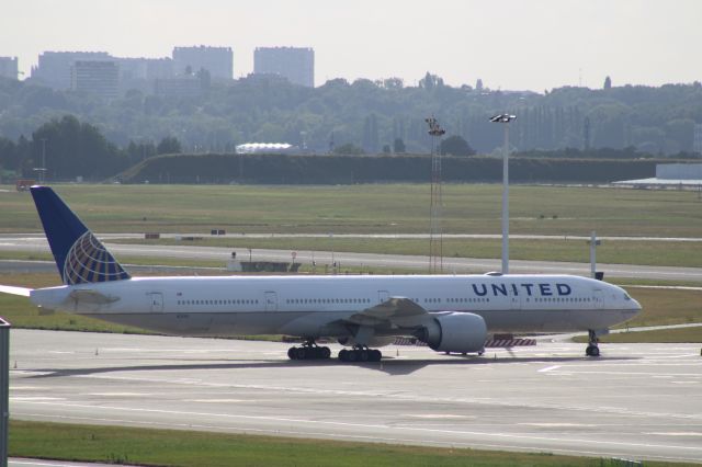 Boeing 777 (N233IU)