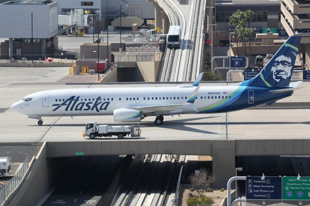 Boeing 737-900 (N293AK)