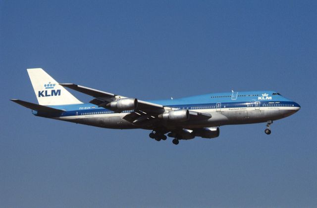 Boeing 747-200 (PH-BUF) - Final Approach to Narita Intl Airport Rwy16 on 1986/04/12