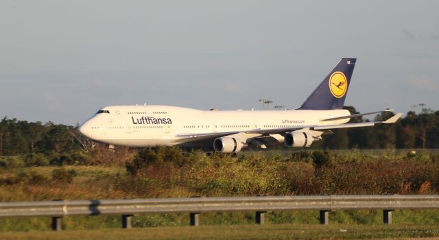 Boeing 747-400 (D-ABVZ) - 10/15/22  landing on Rwy 35R