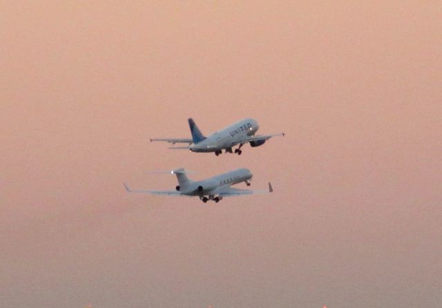 Airbus A319 — - Gulfstream G550 and a United Airlines Airbus A319 (? please let me know if it's an A320) taking off on parallel runways at SFO