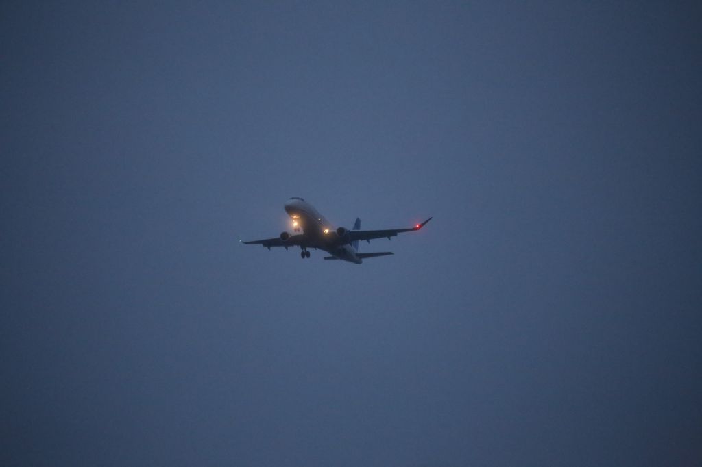EMBRAER 175 (long wing) (N609UX)