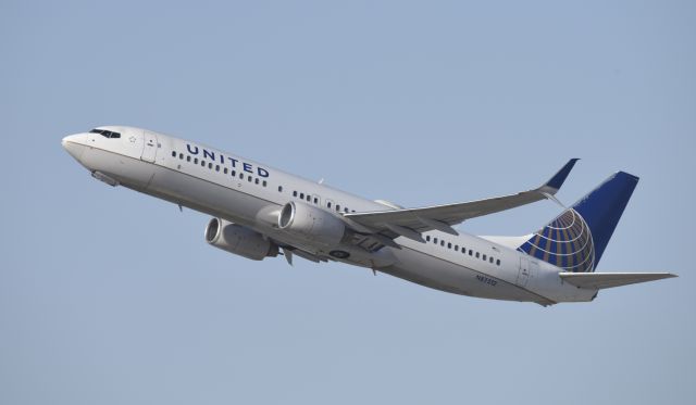 Boeing 737-800 (N87512) - Departing LAX