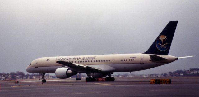 Boeing 757-200 (HZ-HMED)