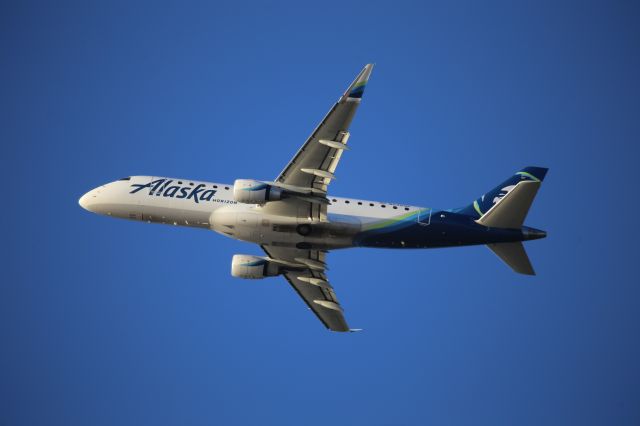 EMBRAER 175 (long wing) (N638QX)