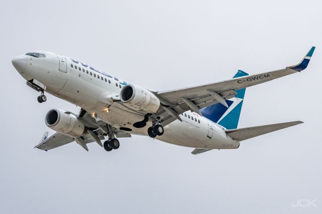 Boeing 737-700 (C-GWCM)