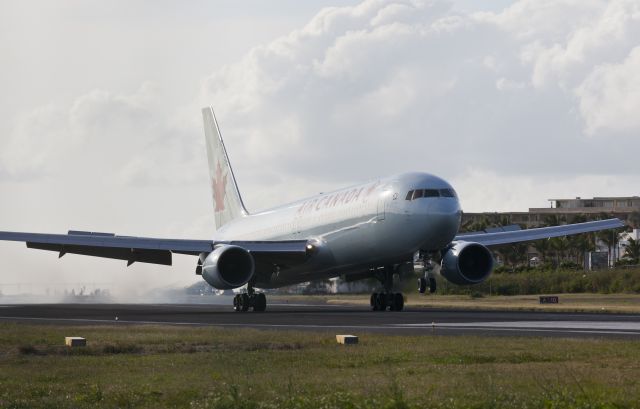 BOEING 767-300 (C-FMWV)