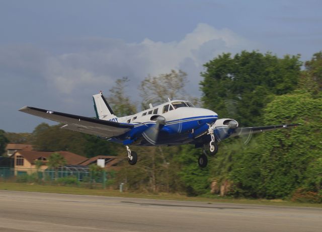 Beechcraft Queen Air (65) (C-FBOY)