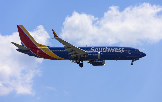 Boeing 737 MAX 8 (N8712L) - On approach into Runway 24