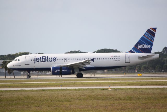 Airbus A320 (N592JB) - JetBlue Flight 163 (N592JB) "American Blue" arrives at Sarasota-Bradenton International Airport following a flight from John F Kennedy International Airport