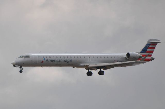 Canadair Regional Jet CRJ-200 (N946LR)