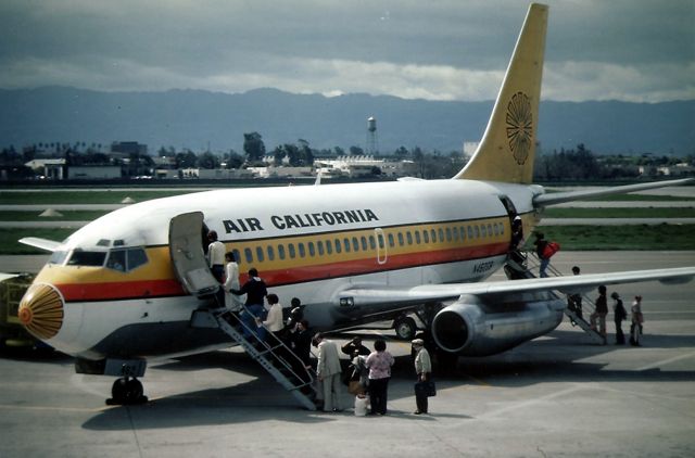 Boeing 737-200 (N462GB) - KSJC- Air California at San Jose taking on passengers before the next flight to Santa Ana. Note the air stairs being used.