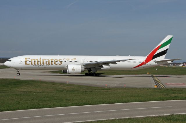 BOEING 777-300 (A6-EBE)