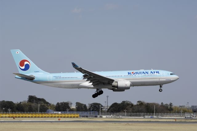Airbus A330-200 (HL8211) - Final Approach to NRT Airport R/W16R on 2012/04/08