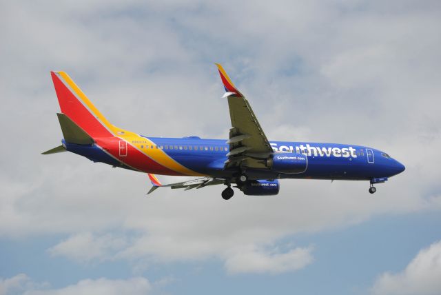 Boeing 737-800 (N8663A) - 5/23/2016: 2015 Boeing 737-8H4 (N8663A) on final at KHOU. 