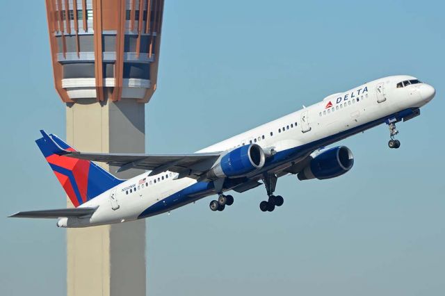 Boeing 757-200 (N550NW) - Delta Boeing 757-251 N550NW at Phoenix Sky Harbor on December 22, 2017. 