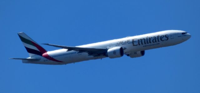 BOEING 777-300ER (A6-EPC) - Afternoon runway approach, spring 2021.