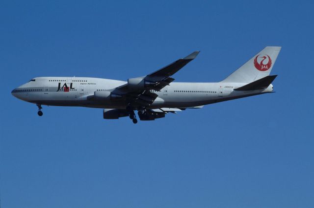 Boeing 747-400 (JA8072) - Final Approach to Narita Intl Airport Rwy34 on 1990/12/15