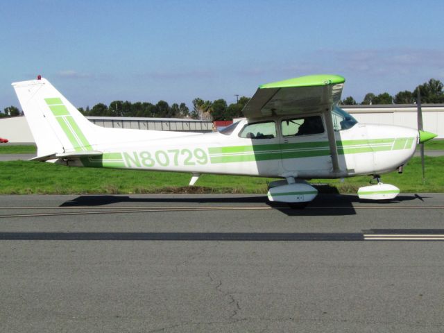 Cessna Skyhawk (N80729) - Taxiing to ramp