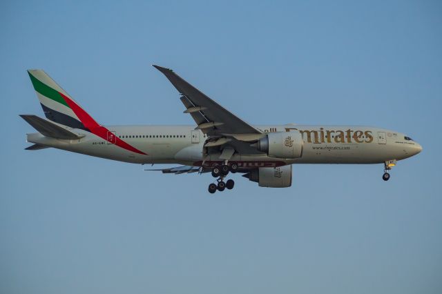 BOEING 777-200LR (A6-EWF)