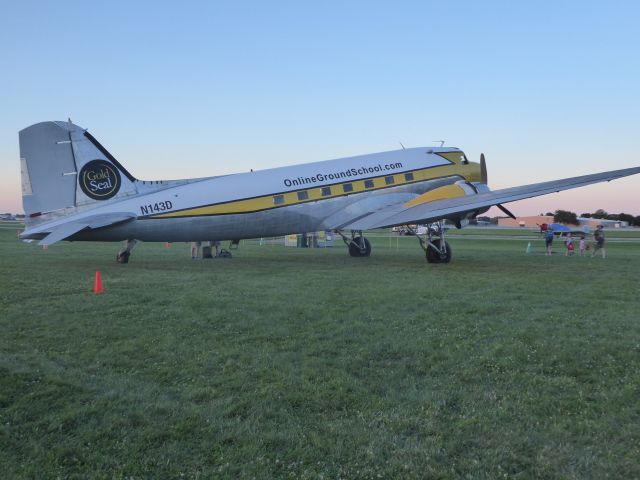 Douglas DC-3 (N143D)