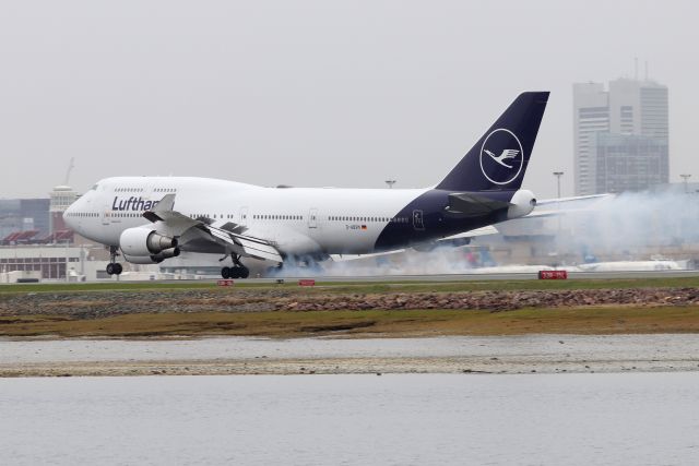 Boeing 747-400 (D-ABVM) - 'Lufthansa 422' from Frankfurt touching down on 22L