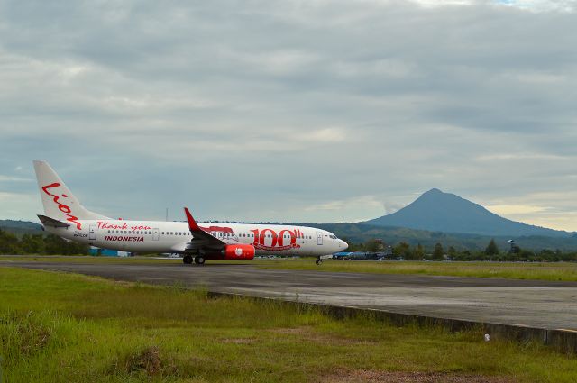 Boeing 737-900 (PK-LOF) - JT on west paralel taxiway Sultan Iskandar Muda International Airport Aceh