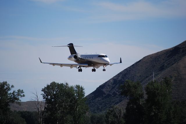 Bombardier Challenger 300 (N547FX)