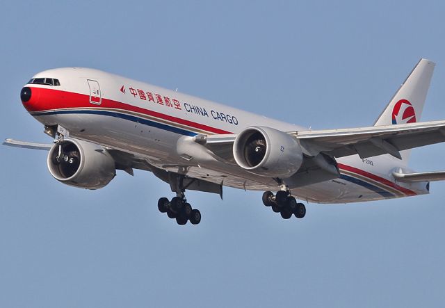 BOEING 777-200LR (B-2082) - Landing at the LAX.