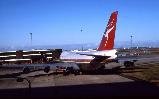 Boeing 747-200 (VH-EBK) - Boeing 747-238B VH-EBK at Sydney in 1982