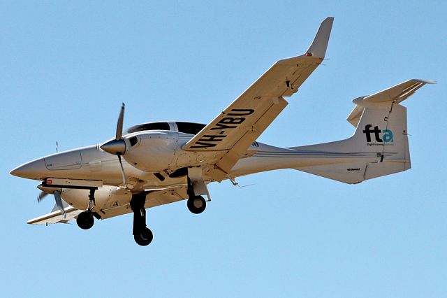 Diamond Twin Star (VH-YBU) - FLIGHT TRAINING ADELAIDE DIAMOND DA-42 TWIN STAR - REG VH YBU (CN 42-208) - PARAFIELD ADELAIDE SA. AUSTRALIA - YPPF (29/10/2014)