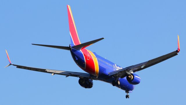 Boeing 737-800 (N85772) - Found a nice place to shoot some pics of planes landing. This shows more of their flaps hanging down. I always liked this view better.