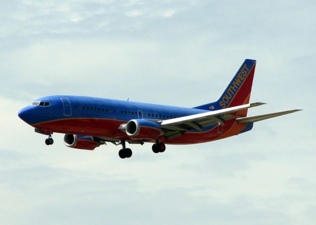 BOEING 737-300 (N384SW) - Landing at Love Field.