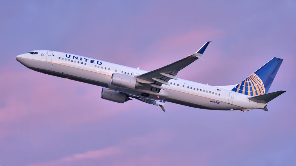 Boeing 737-900 (N69810) - A short time before Sunrise @ ISO 2500