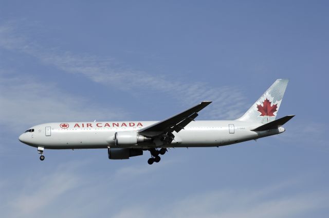 BOEING 767-300 (C-GHLK) - Final Approach to Narita Intl Rnwy34L on 2012/10/13