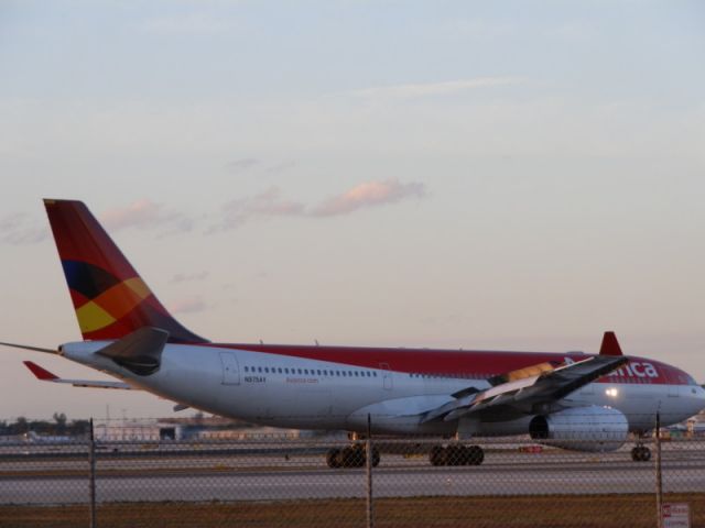 Airbus A330-200 (N975AV)