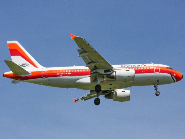 Airbus A319 (N742PS)