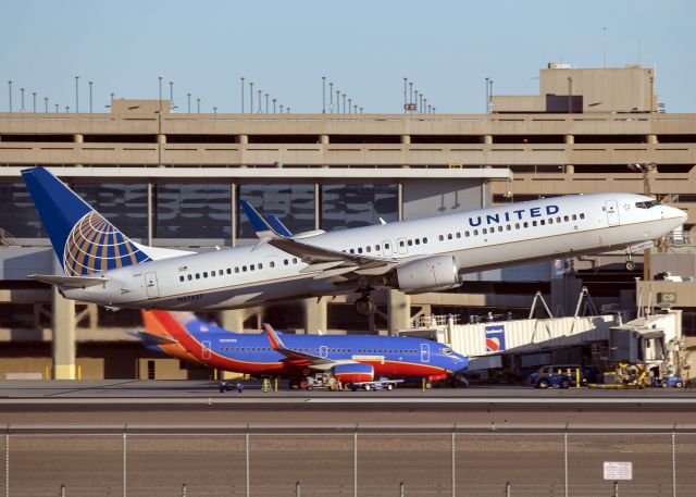 Boeing 737-900 (N37427)